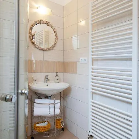 Franka With Pool Bol