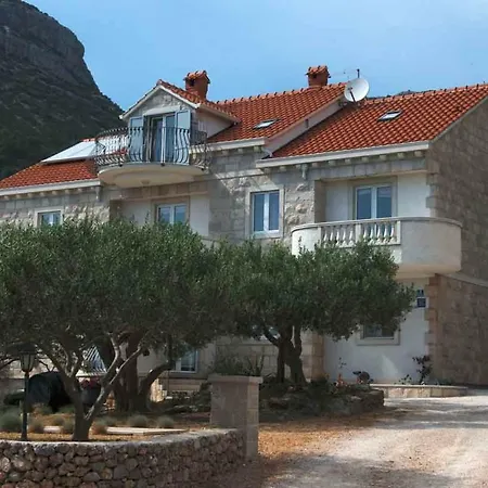 Franka With Pool Apartment