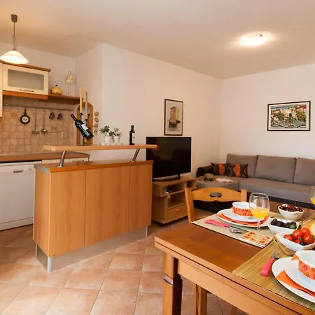 Franka With Pool * Bol